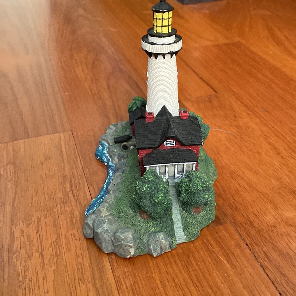 Lighthouse Figurine - Picture 3 of 4